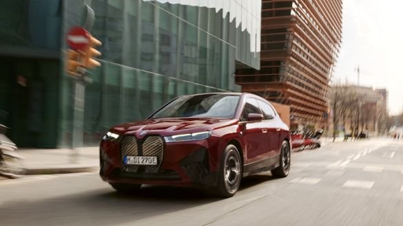 BMW iX ІШІНДЕГІ ЖҮРГІЗУШІНІҢ КӨМЕКШІ ЖҮЙЕЛЕРІ