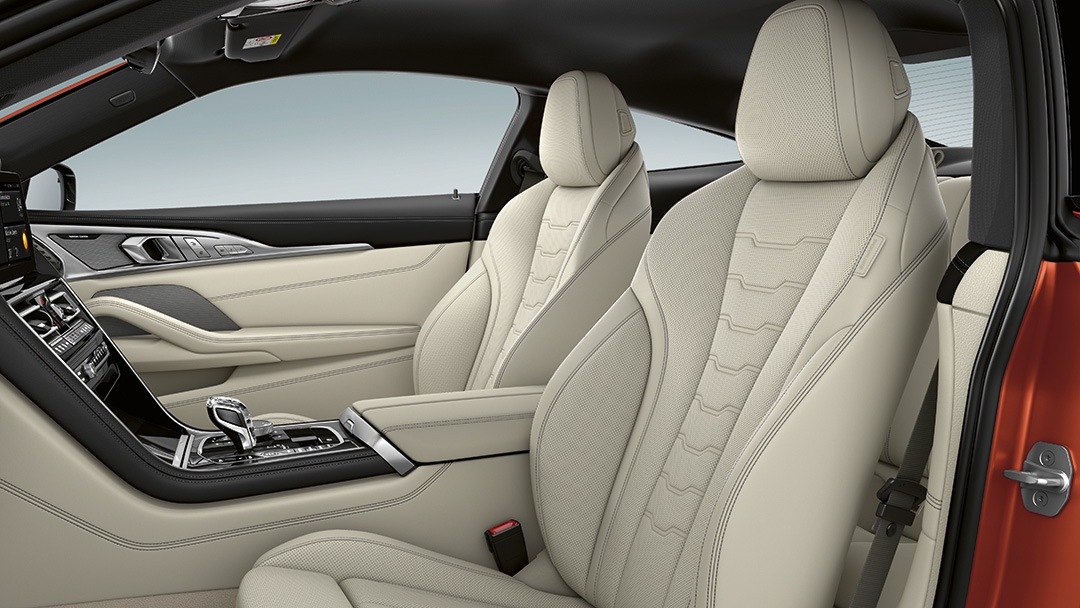 Многофункциональные сиденья водителя и переднего пассажира